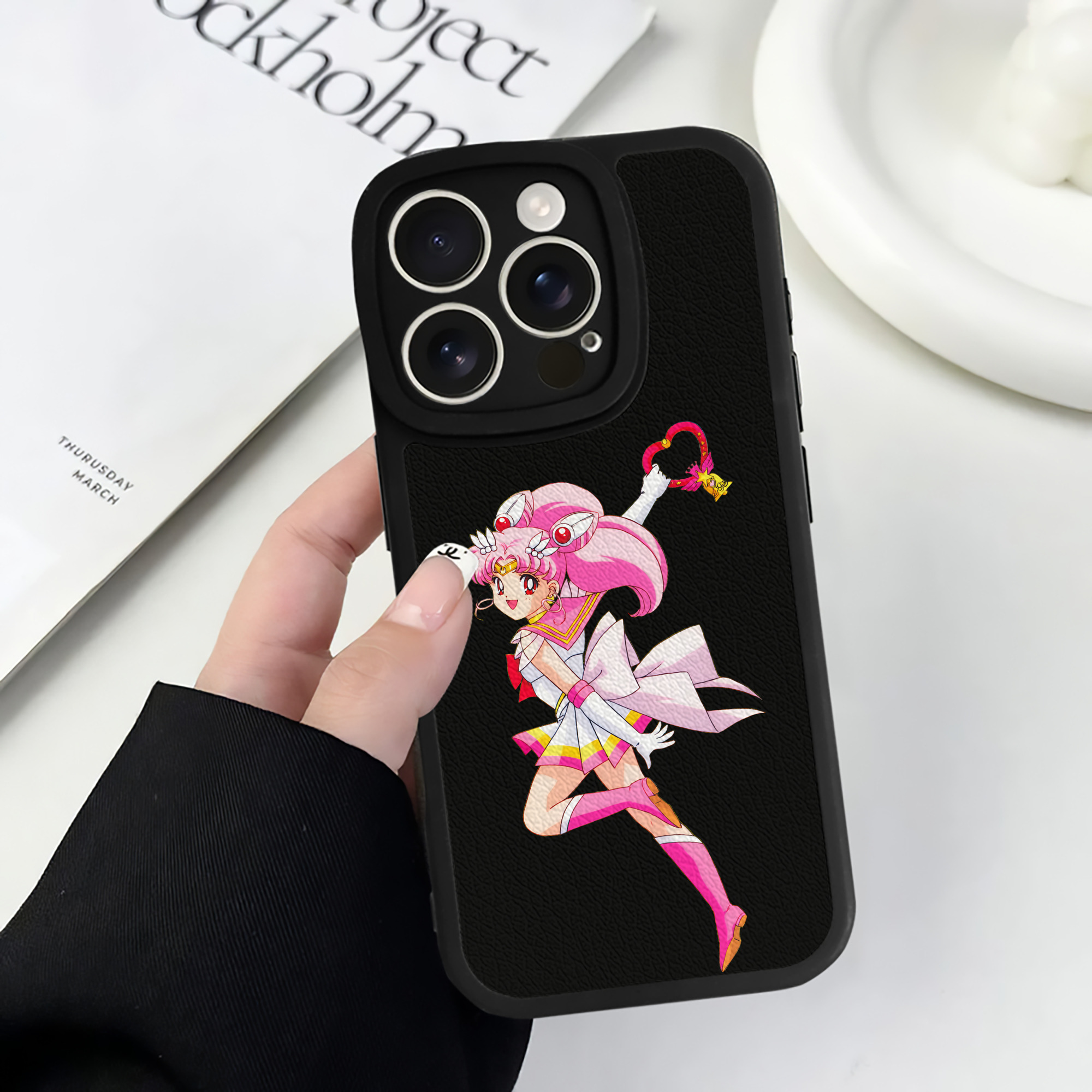 （画像用） 美少女戦士セーラームーン ちびうさ Sailor Moon Chibiusa Tsukino Usagi Small Lady Serenity 【iPhone 16シリーズ対応】シリコンスマホケース（レザー調） 材質：シリコン